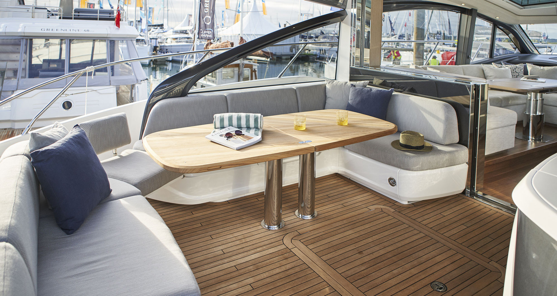 Princess V 55 location Saint-Tropez