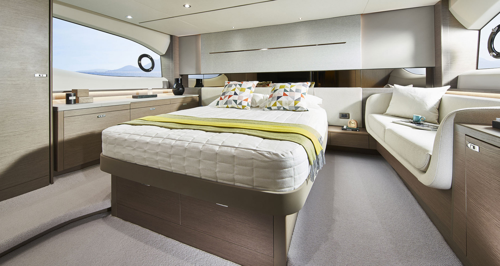 Princess V 55 charter  Saint-Tropez